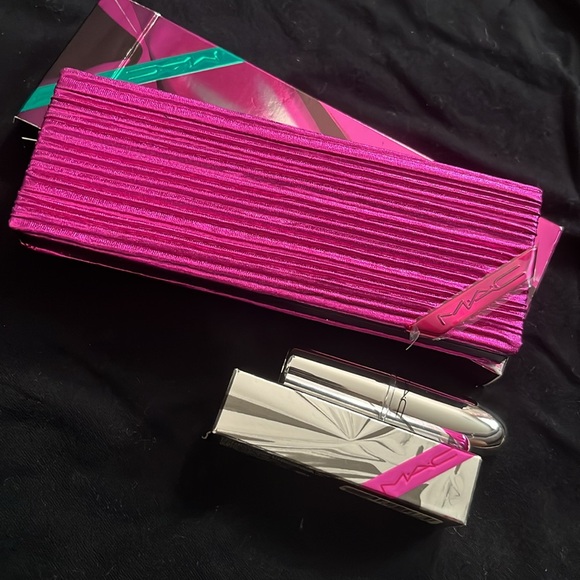 ‼️AUTHENTIC‼️ MAC shiny pretty things face compact. ‼️NIB‼️ - Picture 2 of 3